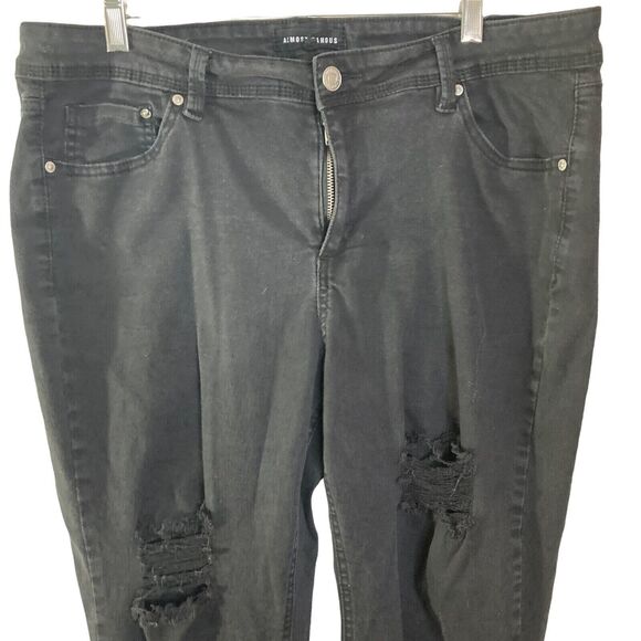 Almost Famous Jeans Womens Size 18 Distressed Black Cuffed - Picture 4 of 8